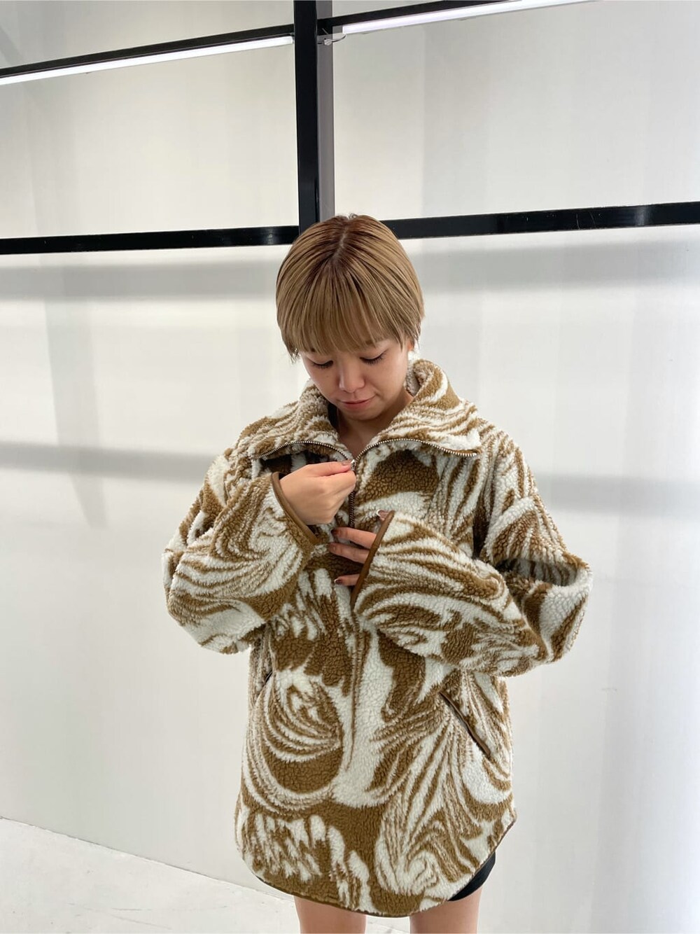 ブラック系のブーツ、その他のその他トップスを着用したレディースの秋コーディネートの4枚目の写真