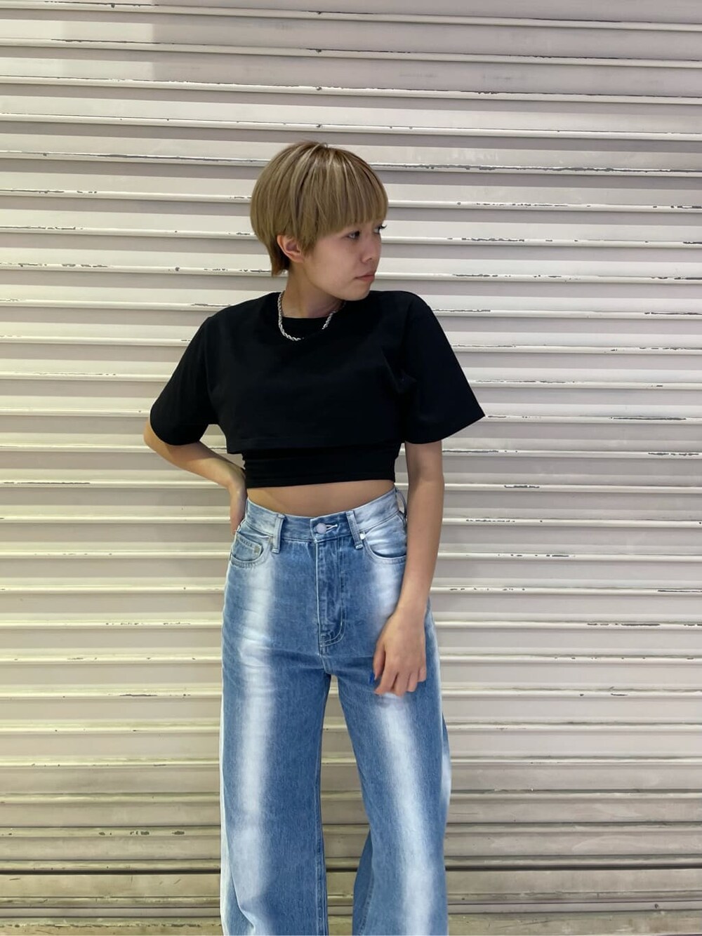 ブルー系のデニムパンツ、ブラック系のTシャツ/カットソー、シルバー系のネックレスを着用したレディースの春コーディネートの4枚目の写真