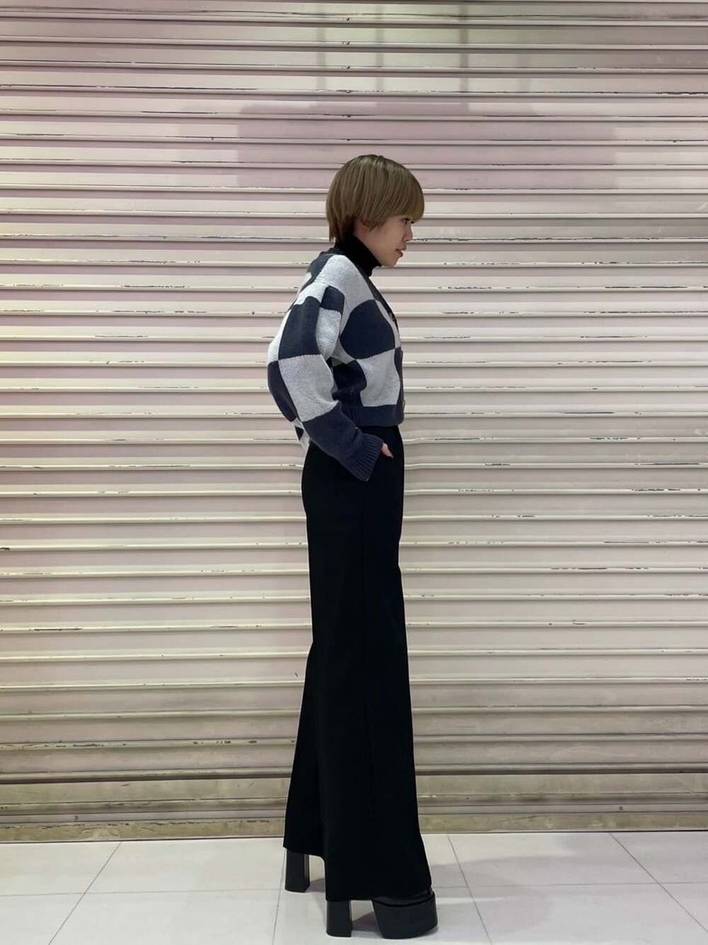 ブラック系のその他パンツ、ブラック系のニット/セーター、ブルー系のカーディガン/ボレロを着用したレディースの冬コーディネートの4枚目の写真