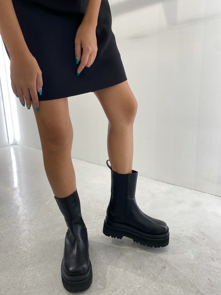 ブラック系のワンピース、ホワイト系のハットを着用したレディースの夏コーディネートの8枚目の写真