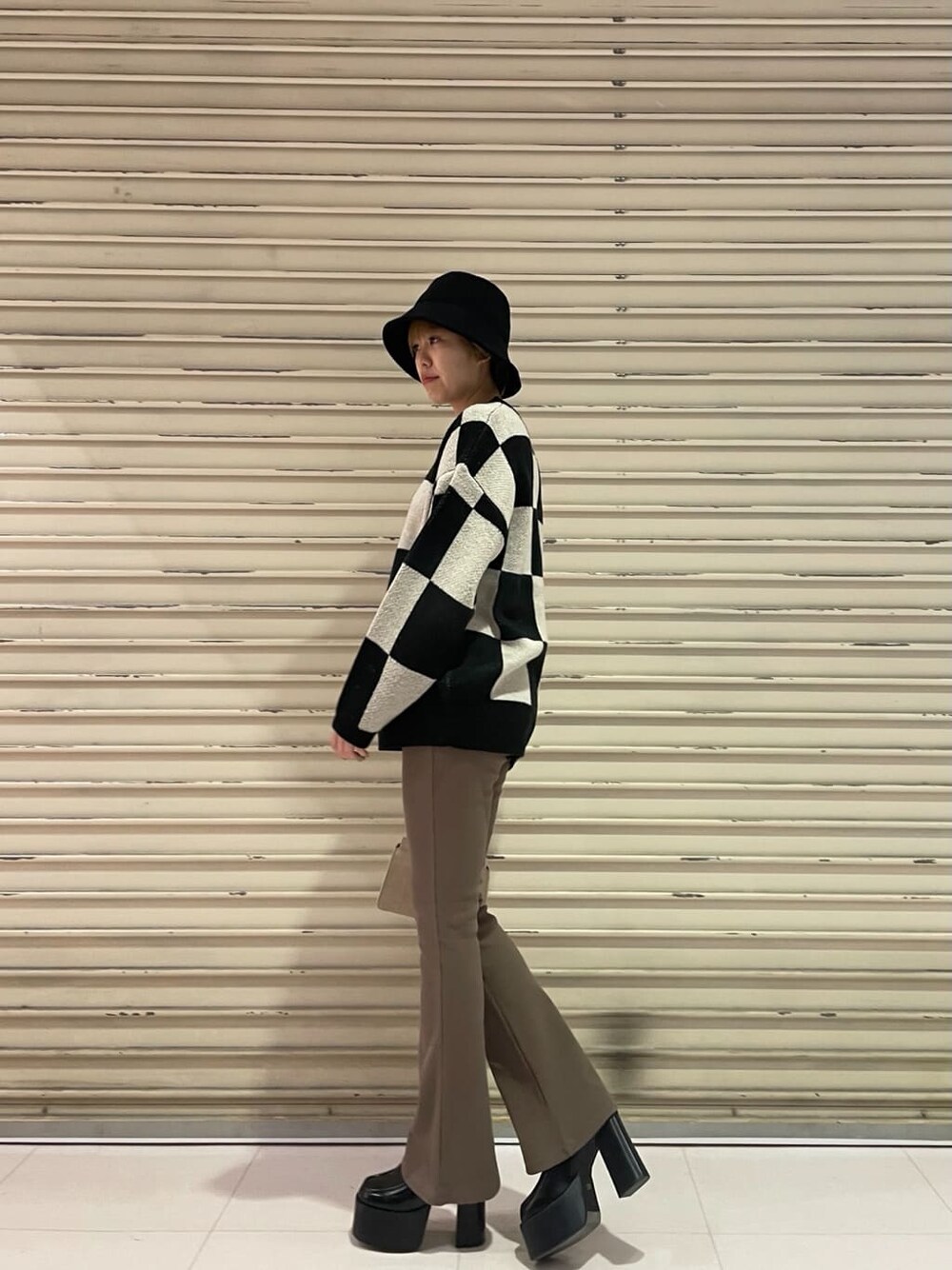 ブラック系のローファー、ブラック系のニット/セーター、ブラウン系のその他パンツを着用したレディースの冬コーディネートの3枚目の写真