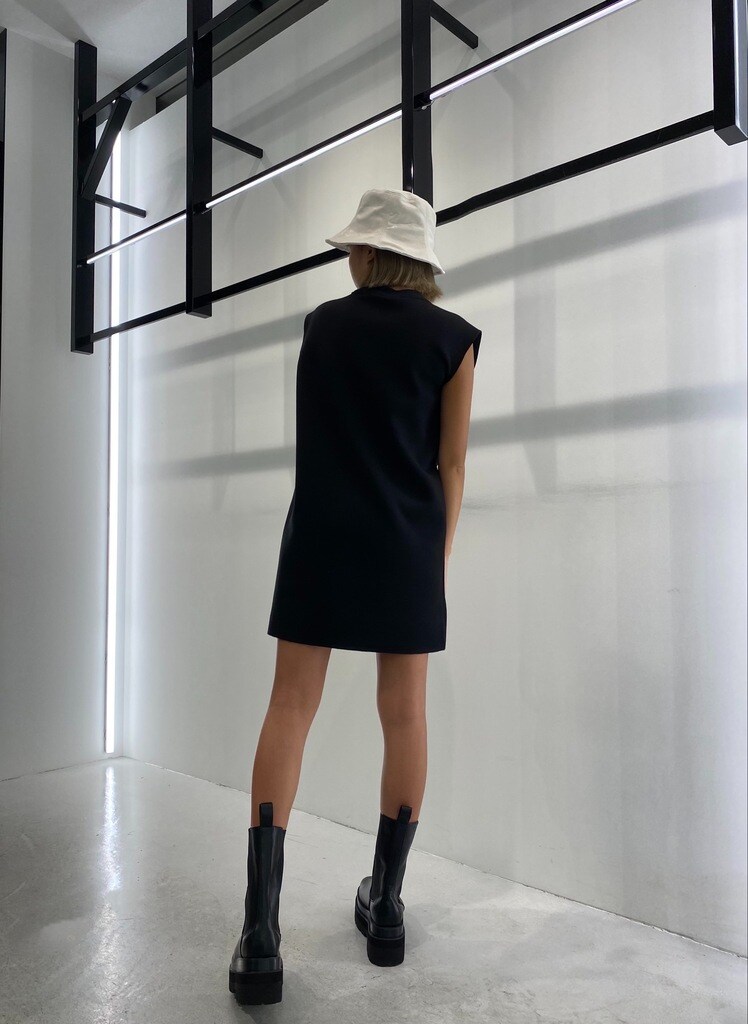 ブラック系のワンピース、ホワイト系のハットを着用したレディースの夏コーディネートの4枚目の写真