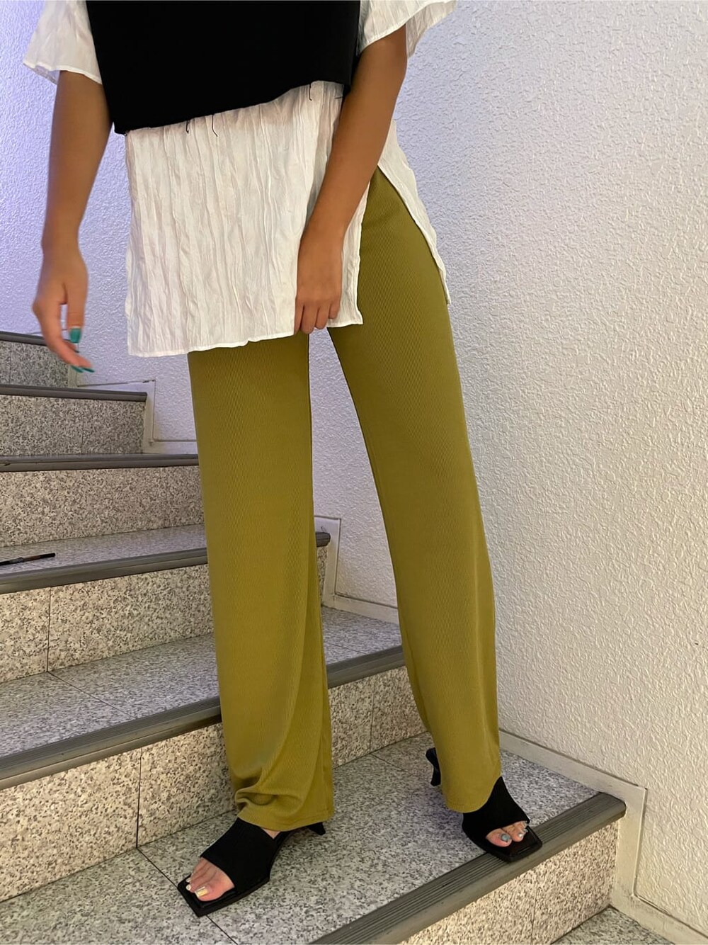 イエロー系のその他パンツ、ブラック系のサンダル、ブラック系のTシャツ/カットソーを着用したレディースの夏コーディネートの4枚目の写真