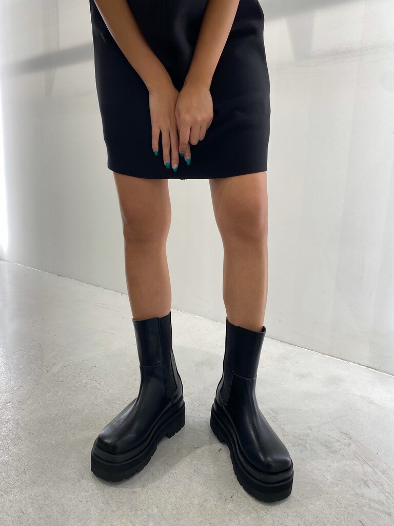 ブラック系のワンピース、ホワイト系のハットを着用したレディースの夏コーディネートの7枚目の写真