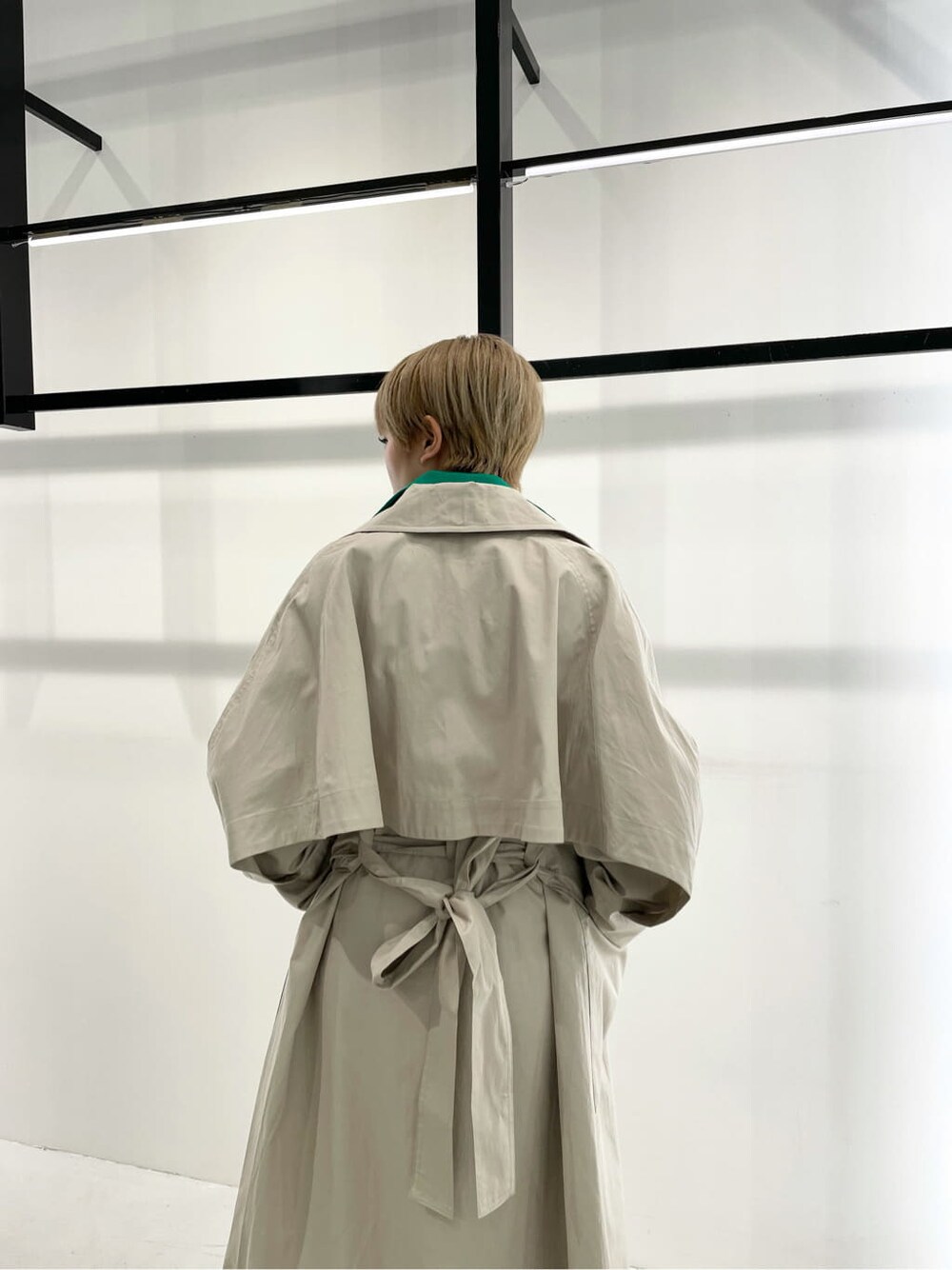 グリーン系のシャツ/ブラウス、グリーン系のその他パンツ、ベージュ系のトレンチコートを着用したレディースの冬コーディネートの6枚目の写真