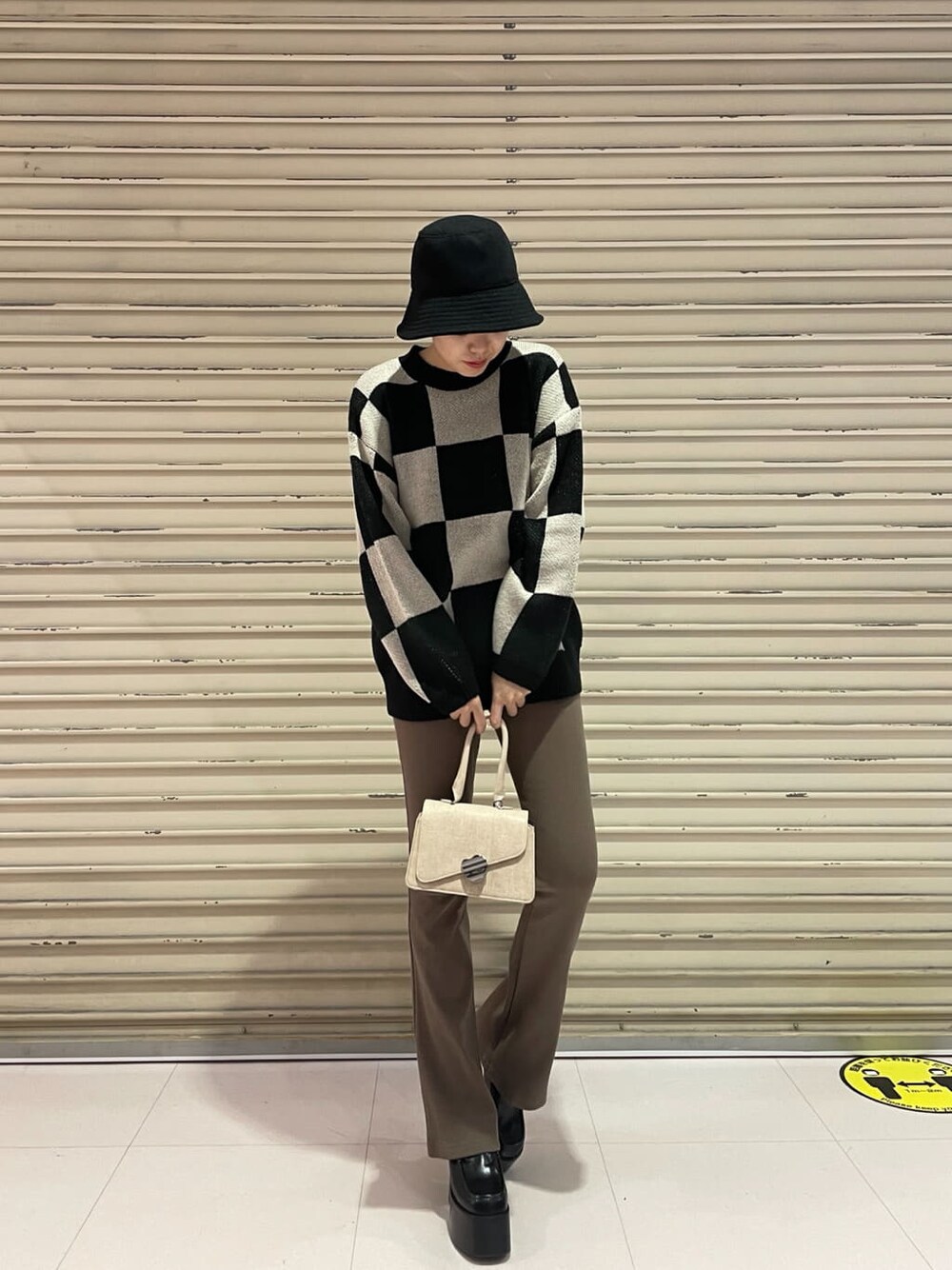 ブラック系のローファー、ブラック系のニット/セーター、ブラウン系のその他パンツを着用したレディースの冬コーディネートの2枚目の写真