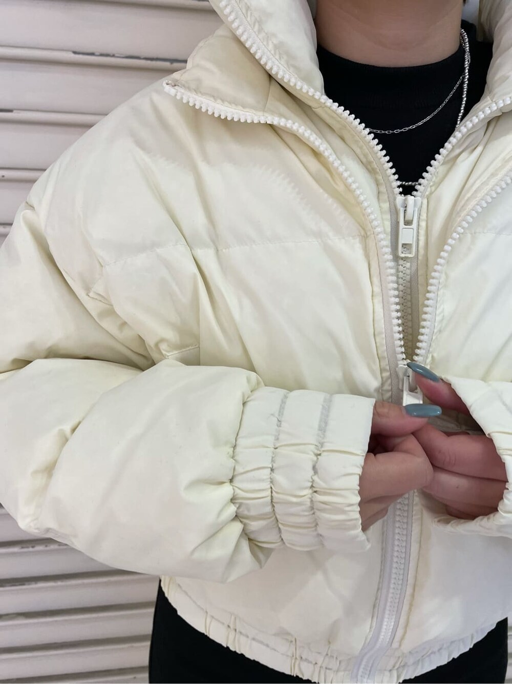 ブラック系のTシャツ/カットソー、ブラック系のデニムパンツ、ブラック系のローファーを着用したレディースの冬コーディネートの6枚目の写真