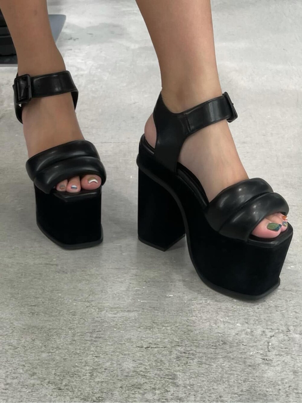 その他のシャツ/ブラウス、ブラック系のサンダル、ブラック系のTシャツ/カットソーを着用したレディースの夏コーディネートの9枚目の写真