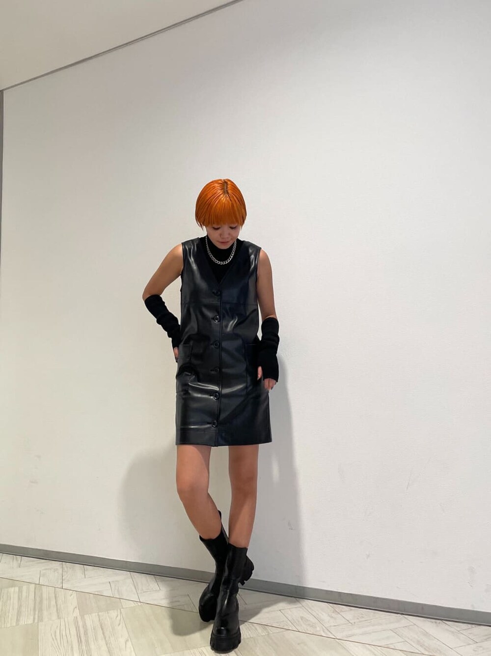 ブラック系のTシャツ/カットソー、ブラック系のワンピース、ブラック系のブーツを着用したレディースの夏コーディネートの2枚目の写真