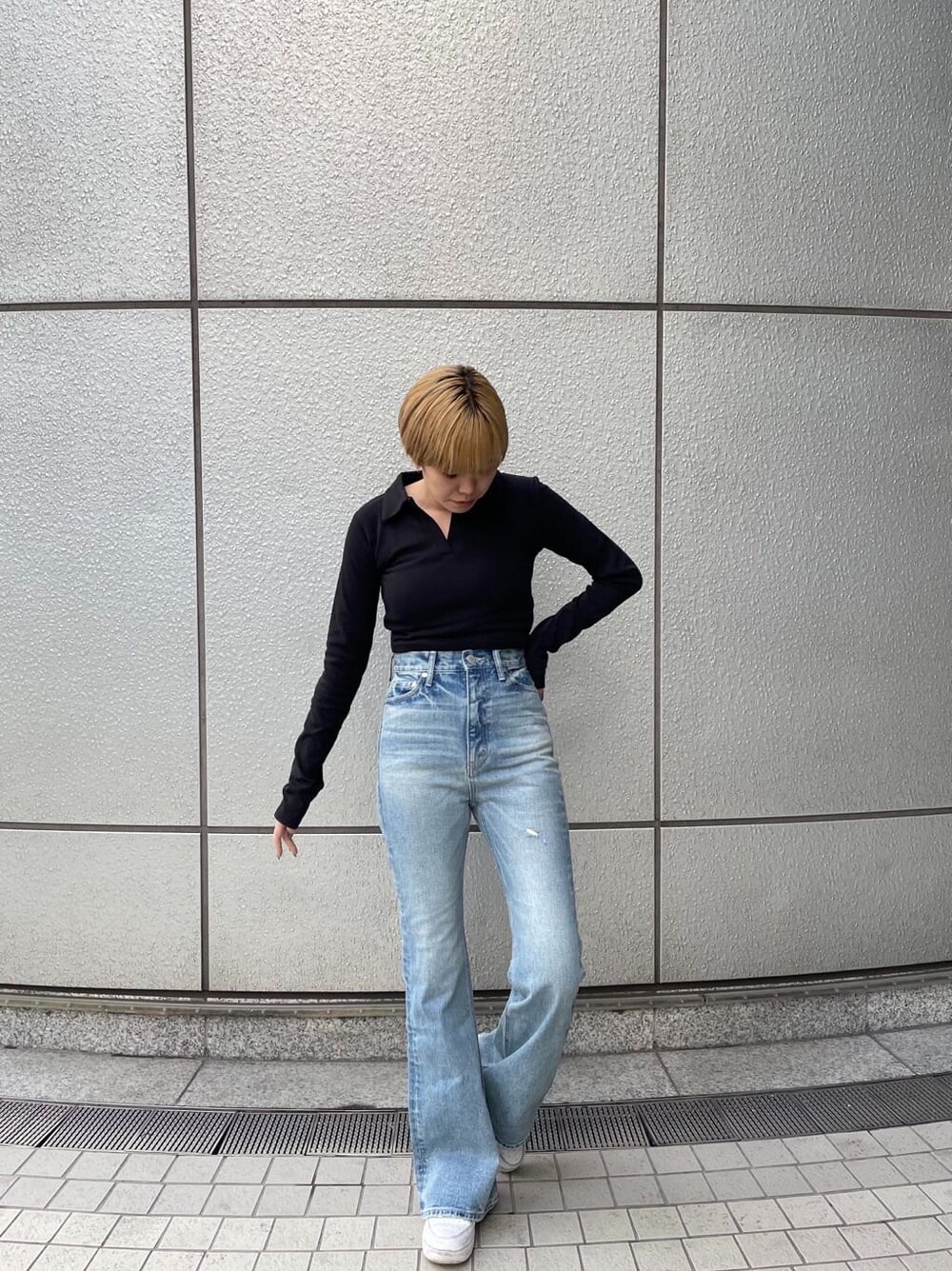 ブルー系のデニムパンツ、ブラック系のTシャツ/カットソーを着用したレディースの冬コーディネートの2枚目の写真