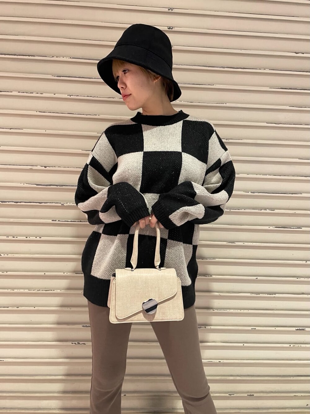 ブラック系のローファー、ブラック系のニット/セーター、ブラウン系のその他パンツを着用したレディースの冬コーディネートの6枚目の写真