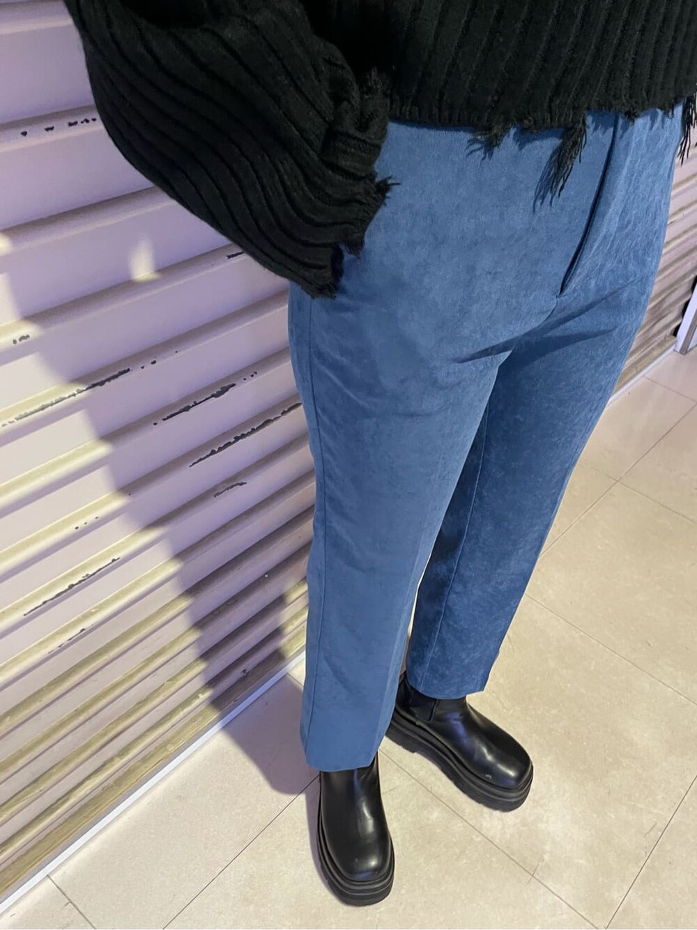 ブラック系のニット/セーター、ブルー系のその他パンツを着用したレディースの秋コーディネートの7枚目の写真