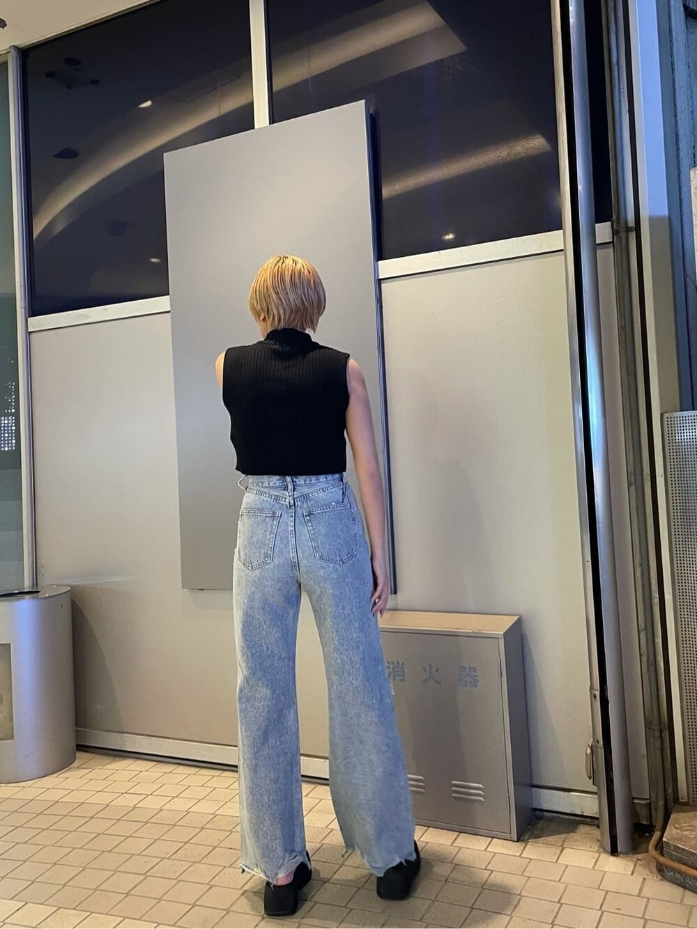 ブラック系のサンダル、ブルー系のデニムパンツ、ブラック系のタンクトップを着用したレディースの夏コーディネートの3枚目の写真