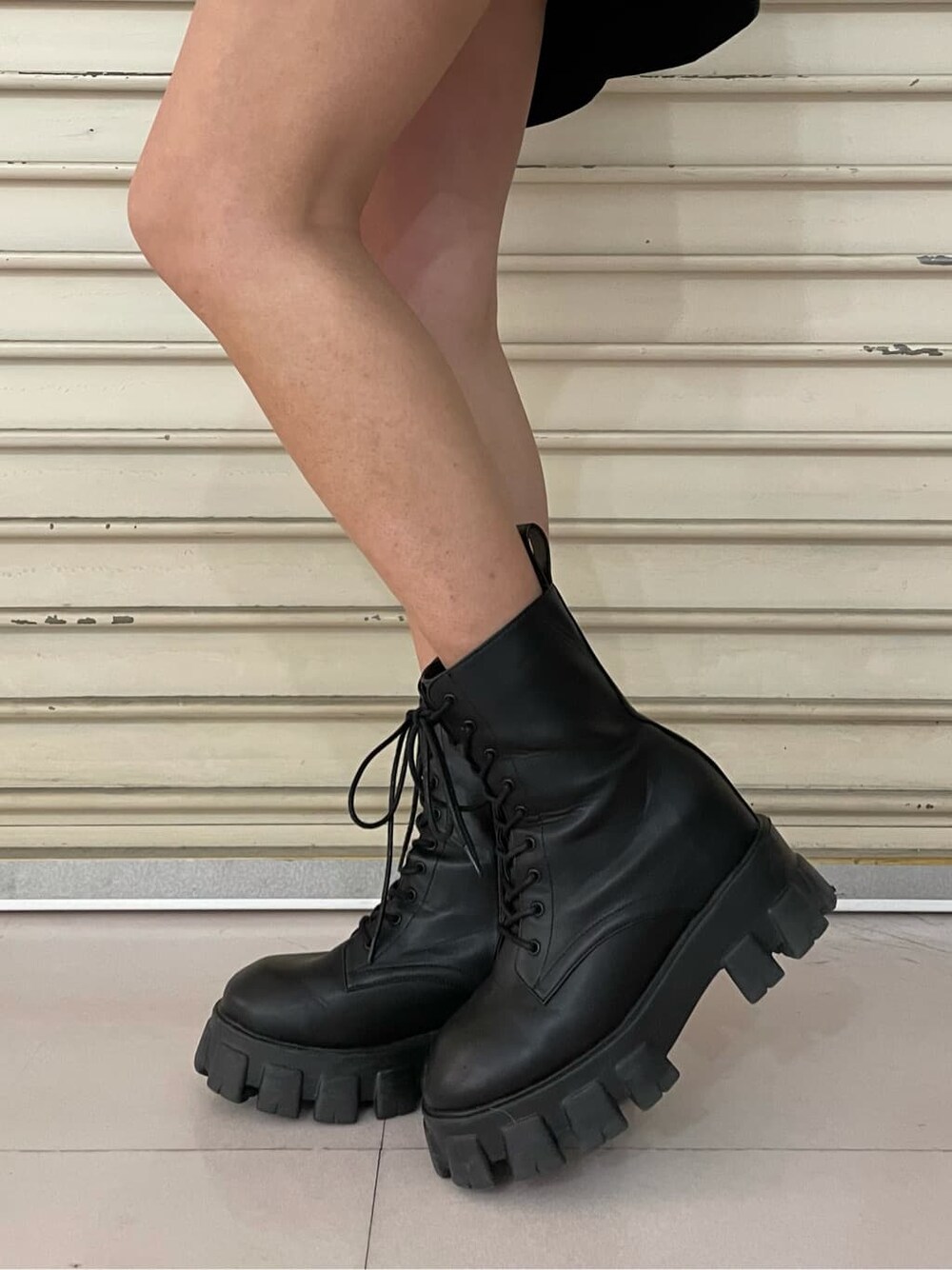 ブラック系のブーツ、ブラック系のTシャツ/カットソー、ブラック系のハットを着用したレディースの冬コーディネートの7枚目の写真