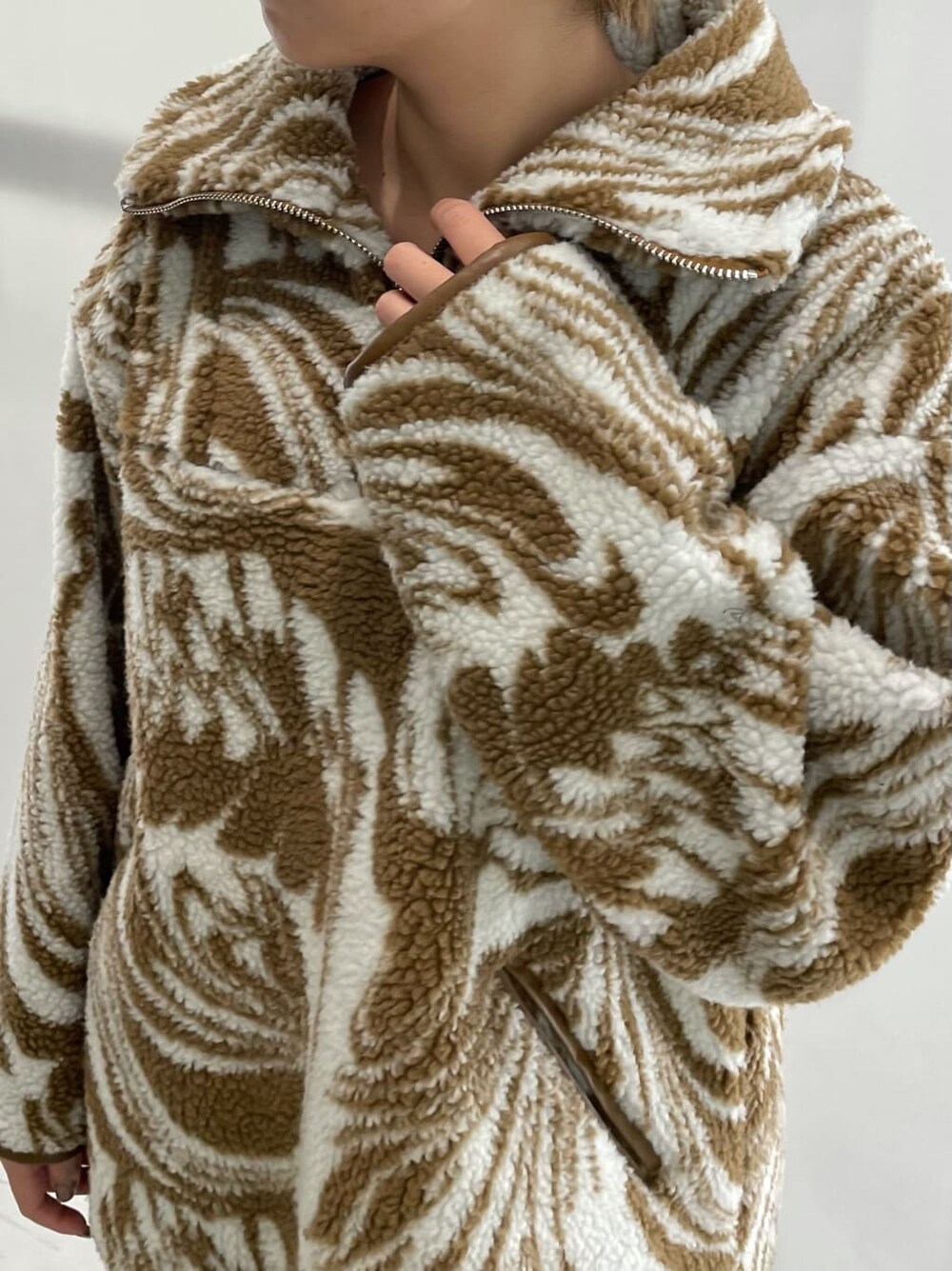 ブラック系のブーツ、その他のその他トップスを着用したレディースの秋コーディネートの5枚目の写真