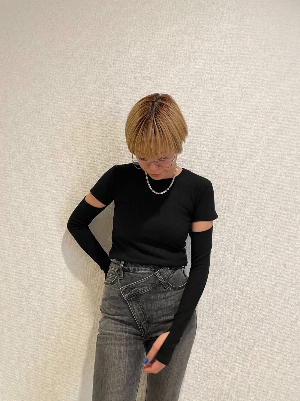 グレー系のデニムパンツ、ブラック系のTシャツ/カットソー、ブラック系のメガネを着用したレディースの春コーディネートの4枚目の写真