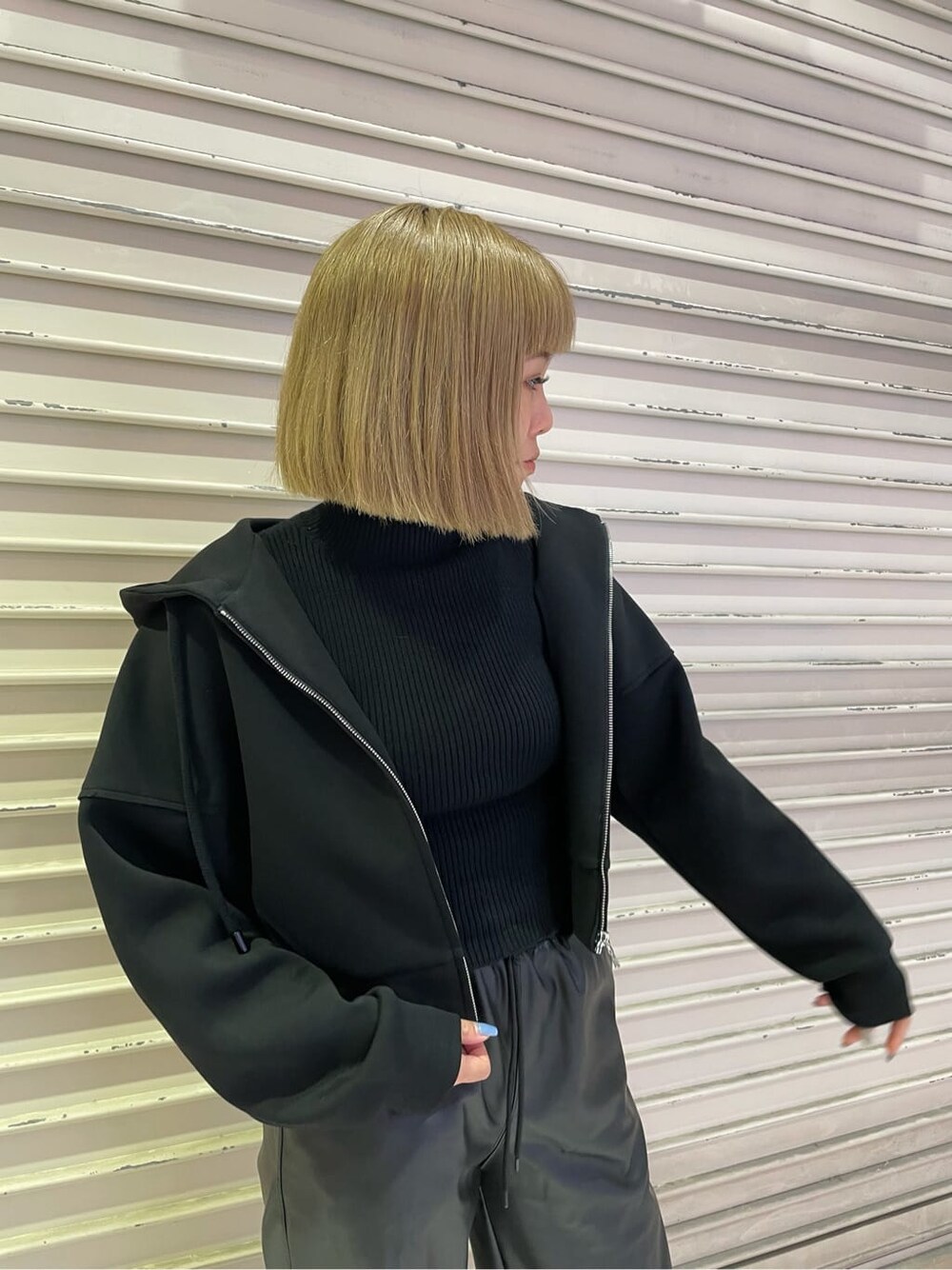 ブラック系のニット/セーター、ブラック系のパーカーを着用したレディースの秋コーディネートの5枚目の写真