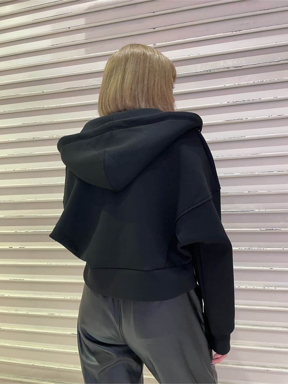 ブラック系のニット/セーター、ブラック系のパーカーを着用したレディースの秋コーディネートの6枚目の写真