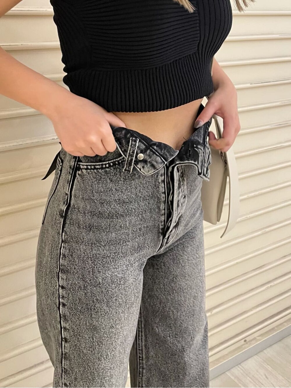 ホワイト系のショルダーバッグ、ホワイト系のサンダル、ブラック系のデニムパンツを着用したレディースの夏コーディネートの6枚目の写真