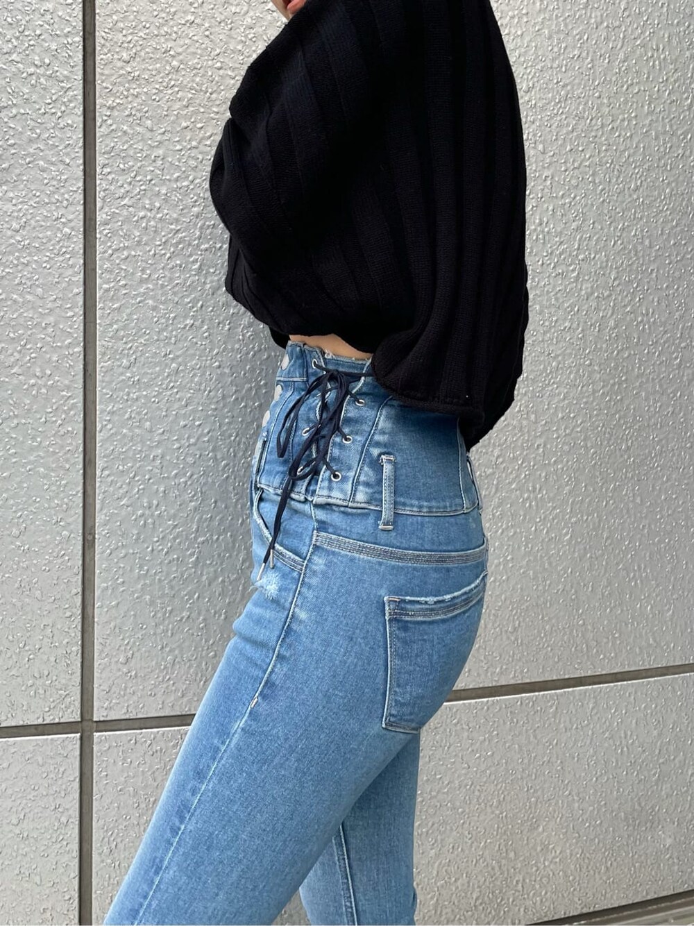 ブラック系のニット/セーター、ブラック系のローファー、ブルー系のデニムパンツを着用したレディースの冬コーディネートの7枚目の写真