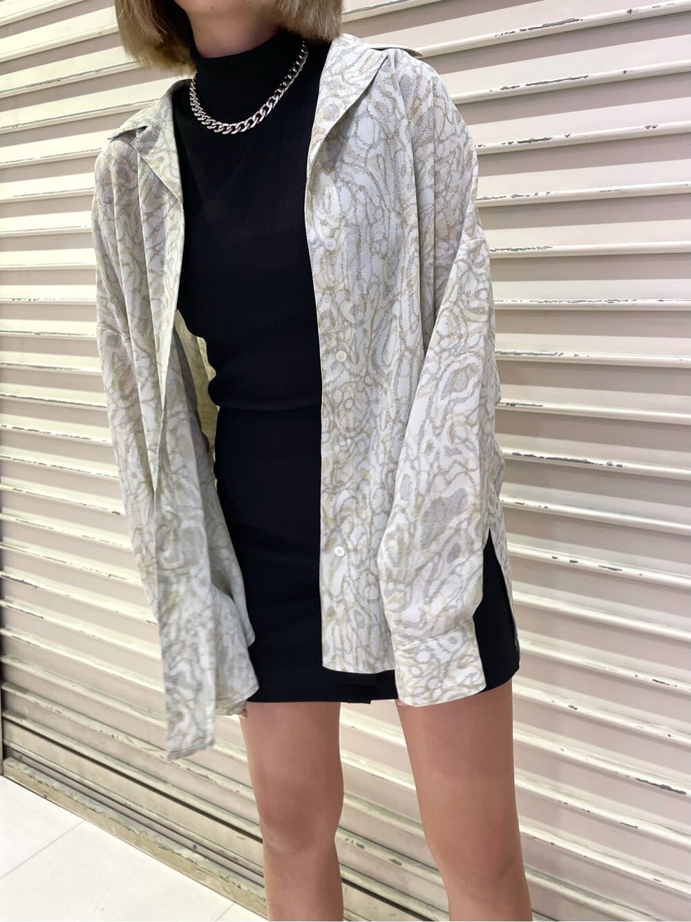 その他のシャツ/ブラウス、ブラック系のサンダル、ブラック系のTシャツ/カットソーを着用したレディースの夏コーディネートの4枚目の写真