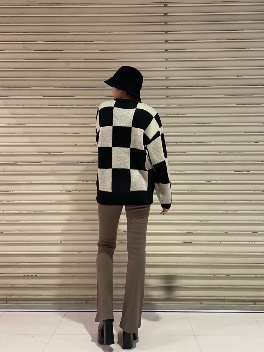 ブラック系のローファー、ブラック系のニット/セーター、ブラウン系のその他パンツを着用したレディースの冬コーディネートの4枚目の写真