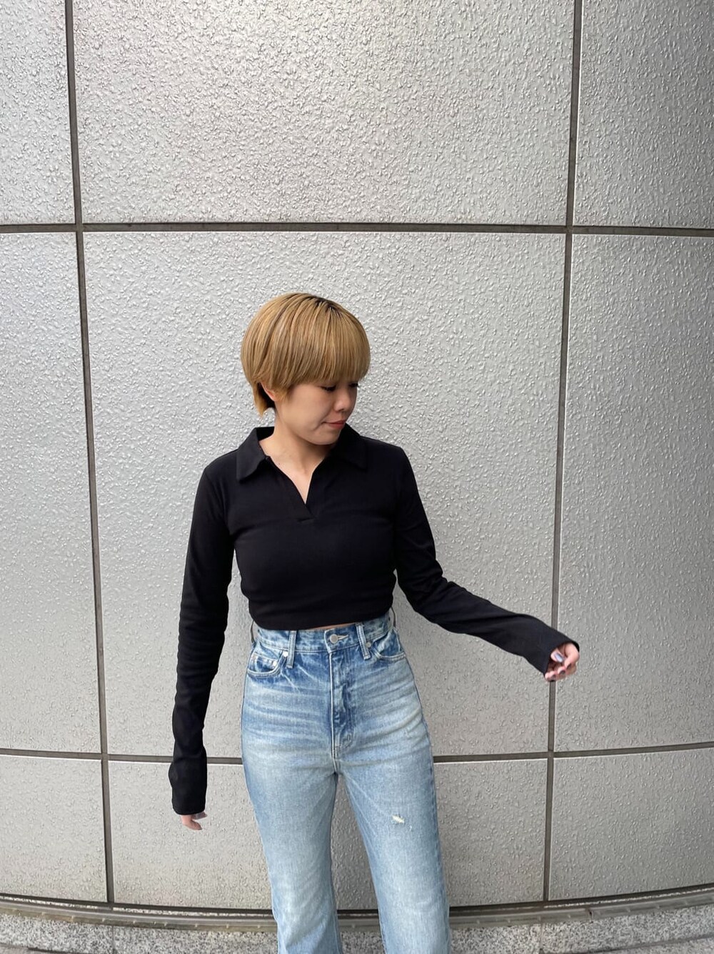 ブルー系のデニムパンツ、ブラック系のTシャツ/カットソーを着用したレディースの冬コーディネートの5枚目の写真