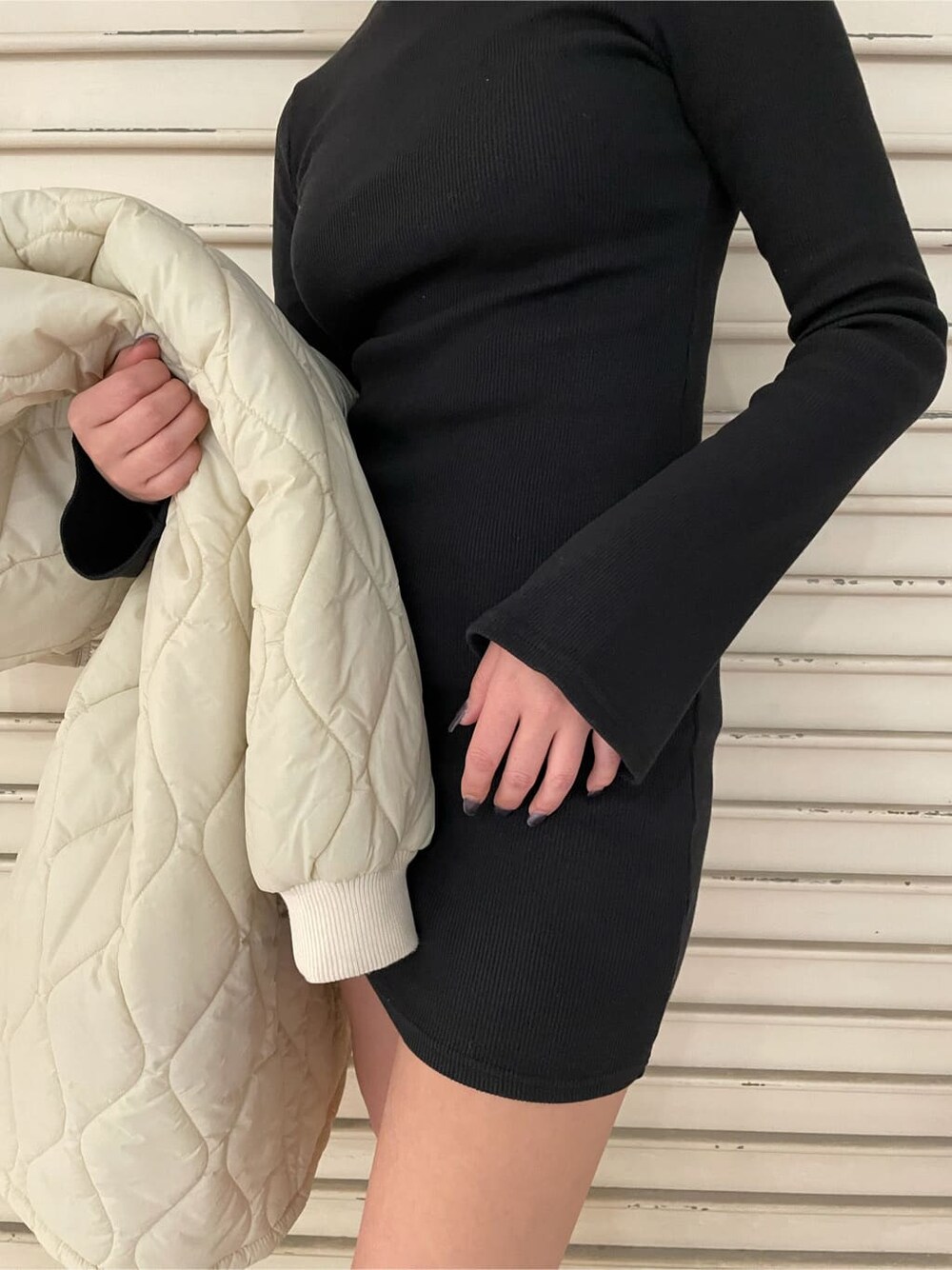 ブラック系のワンピース、ホワイト系のモッズコート、ブラック系のブーツを着用したレディースの春コーディネートの7枚目の写真