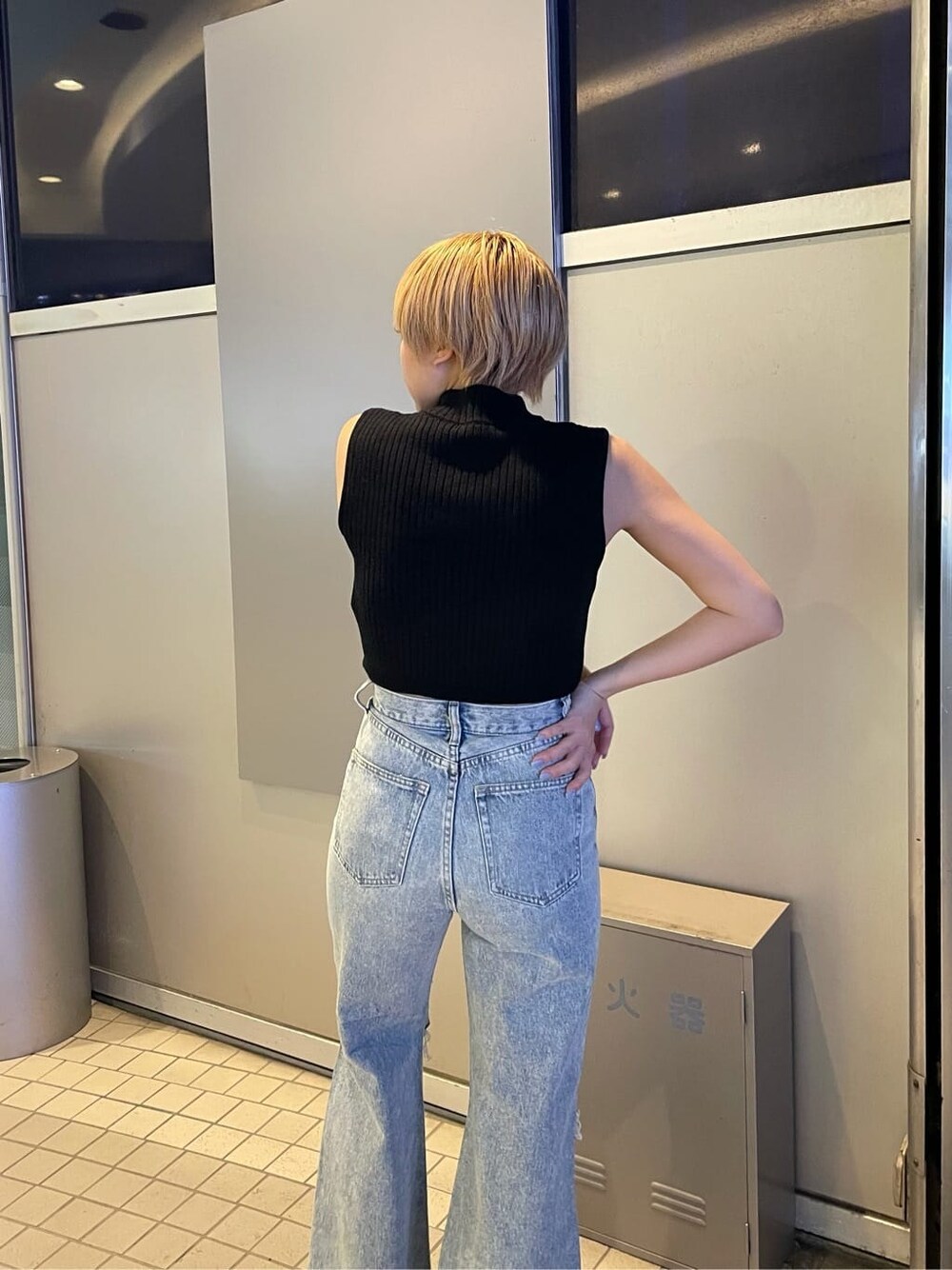 ブラック系のサンダル、ブルー系のデニムパンツ、ブラック系のタンクトップを着用したレディースの夏コーディネートの5枚目の写真