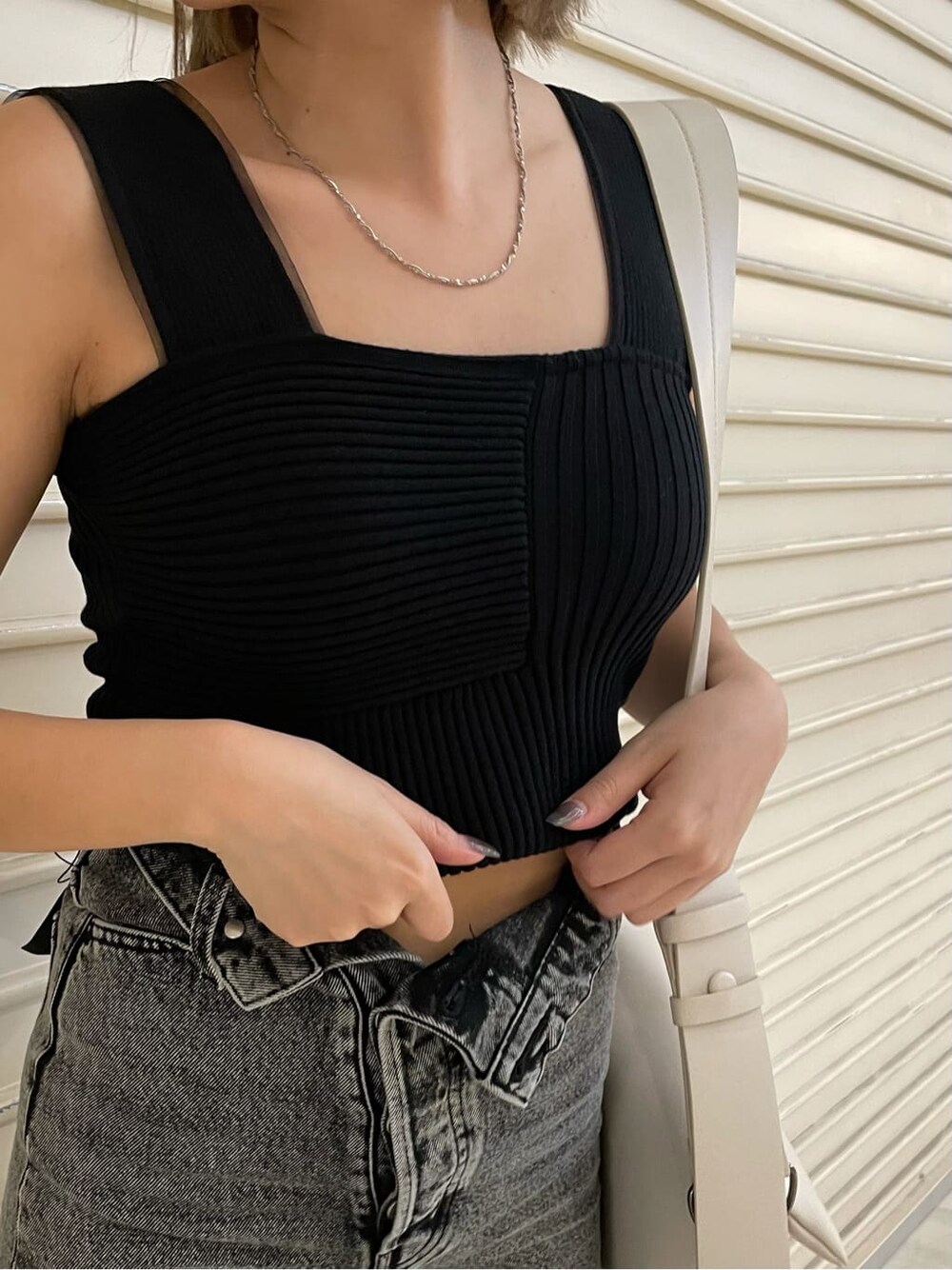 ホワイト系のショルダーバッグ、ホワイト系のサンダル、ブラック系のデニムパンツを着用したレディースの夏コーディネートの7枚目の写真