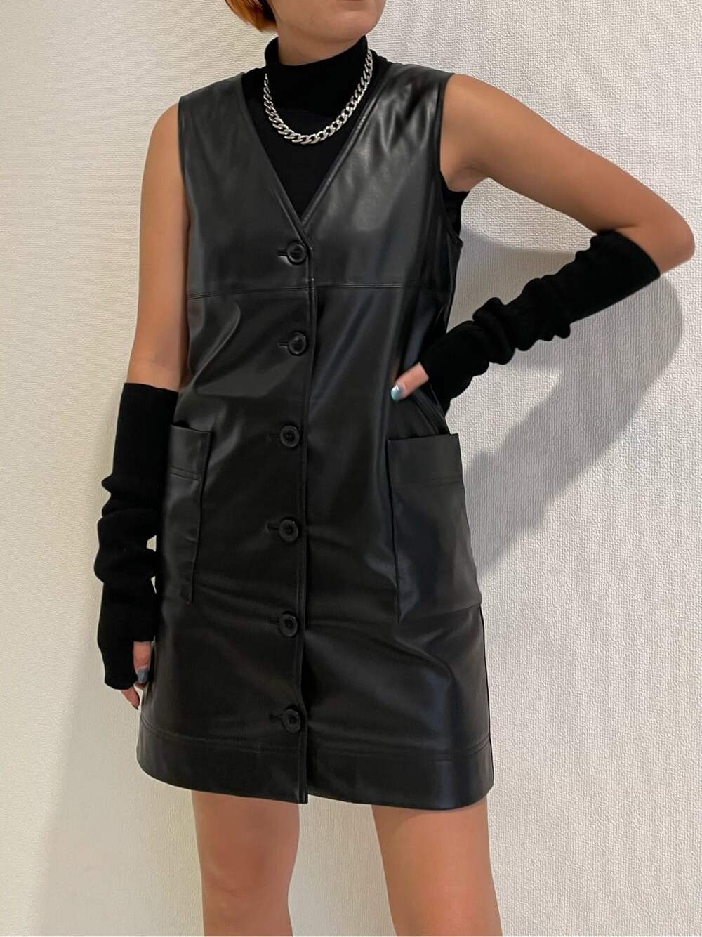 ブラック系のTシャツ/カットソー、ブラック系のワンピース、ブラック系のブーツを着用したレディースの夏コーディネートの5枚目の写真