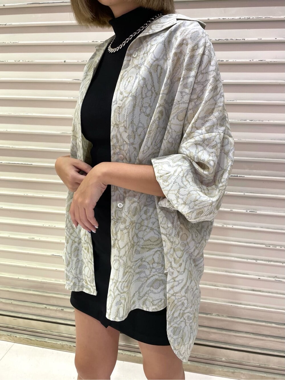 その他のシャツ/ブラウス、ブラック系のサンダル、ブラック系のTシャツ/カットソーを着用したレディースの夏コーディネートの6枚目の写真