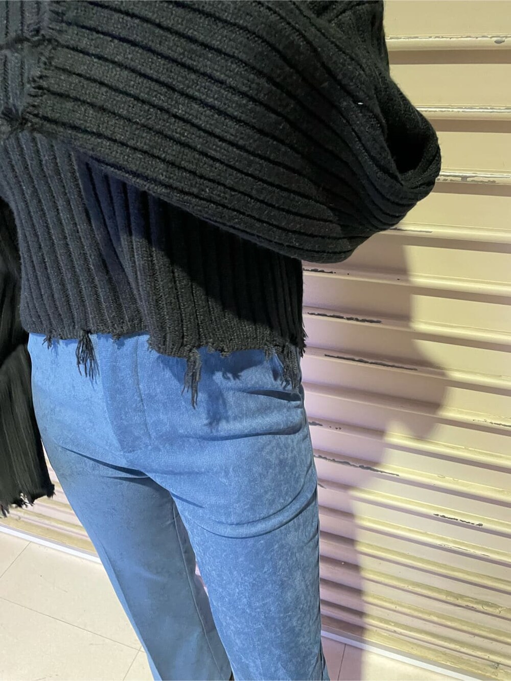 ブラック系のニット/セーター、ブルー系のその他パンツを着用したレディースの秋コーディネートの5枚目の写真