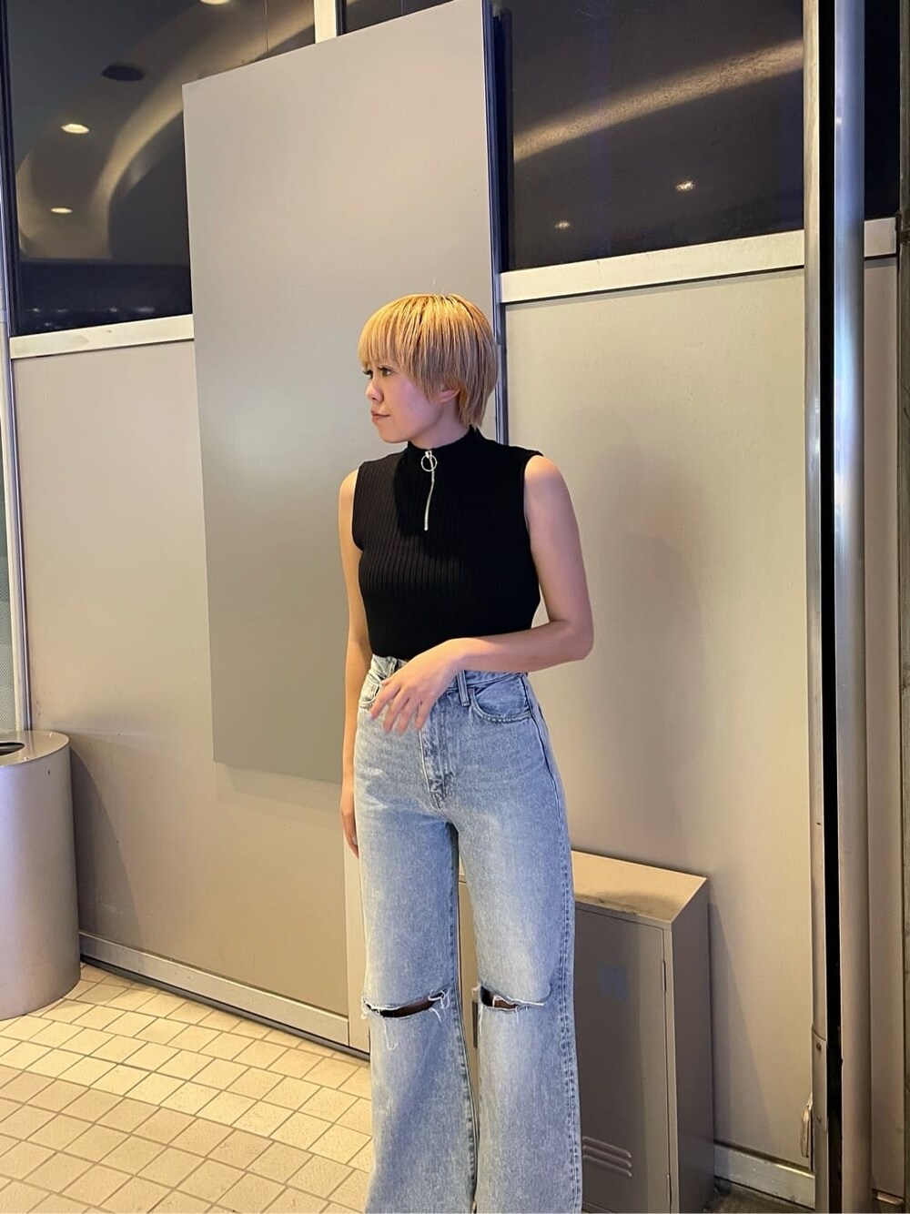 ブラック系のサンダル、ブルー系のデニムパンツ、ブラック系のタンクトップを着用したレディースの夏コーディネートの4枚目の写真