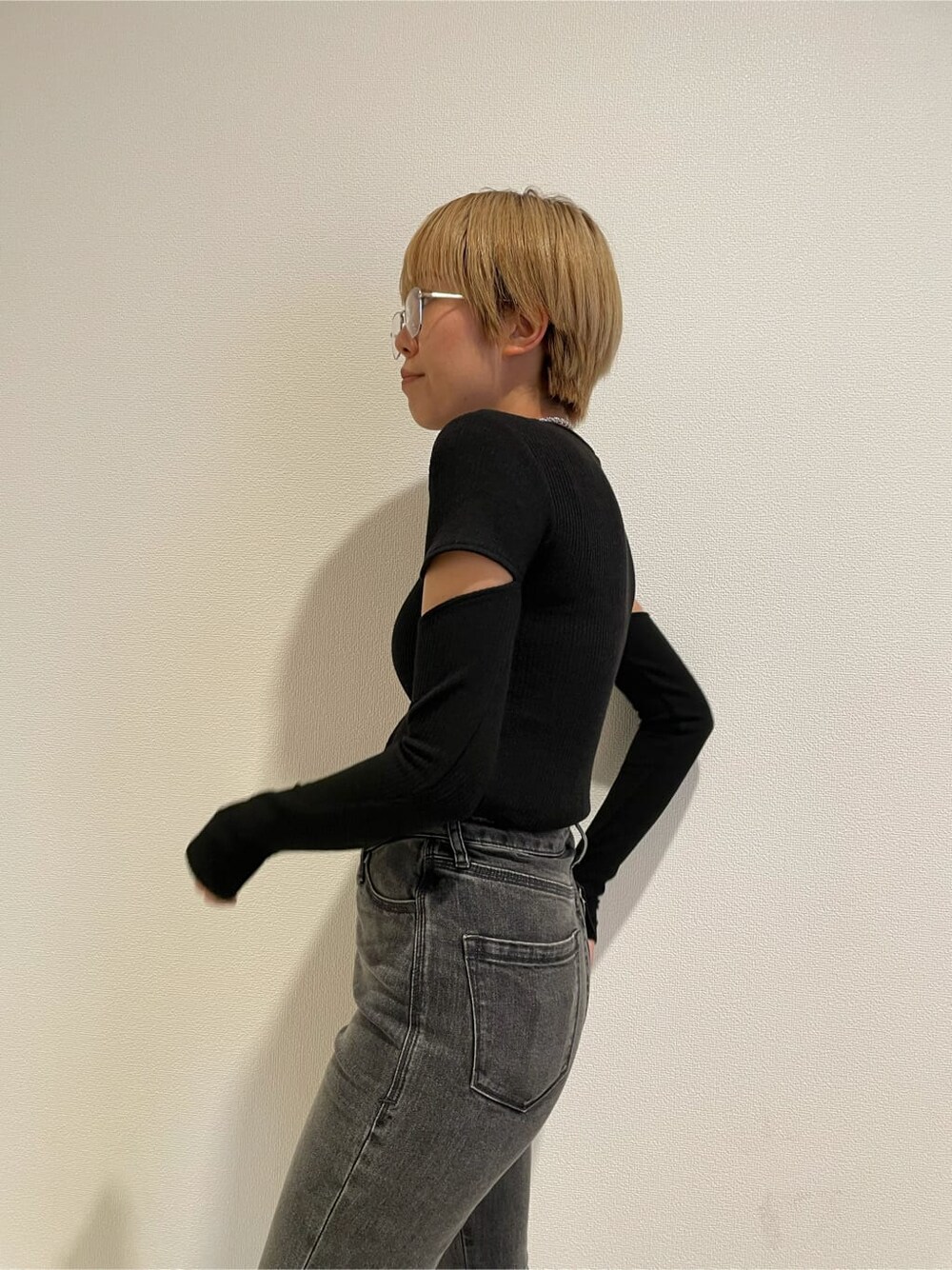 グレー系のデニムパンツ、ブラック系のTシャツ/カットソー、ブラック系のメガネを着用したレディースの春コーディネートの7枚目の写真