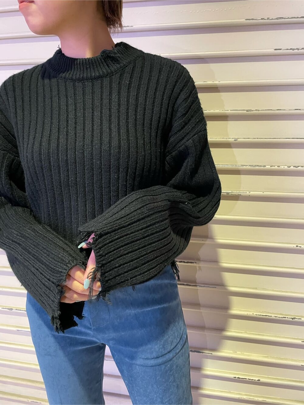 ブラック系のニット/セーター、ブルー系のその他パンツを着用したレディースの秋コーディネートの6枚目の写真