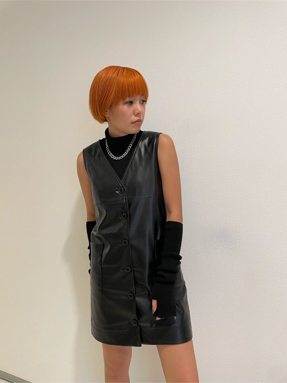 ブラック系のTシャツ/カットソー、ブラック系のワンピース、ブラック系のブーツを着用したレディースの夏コーディネートの4枚目の写真