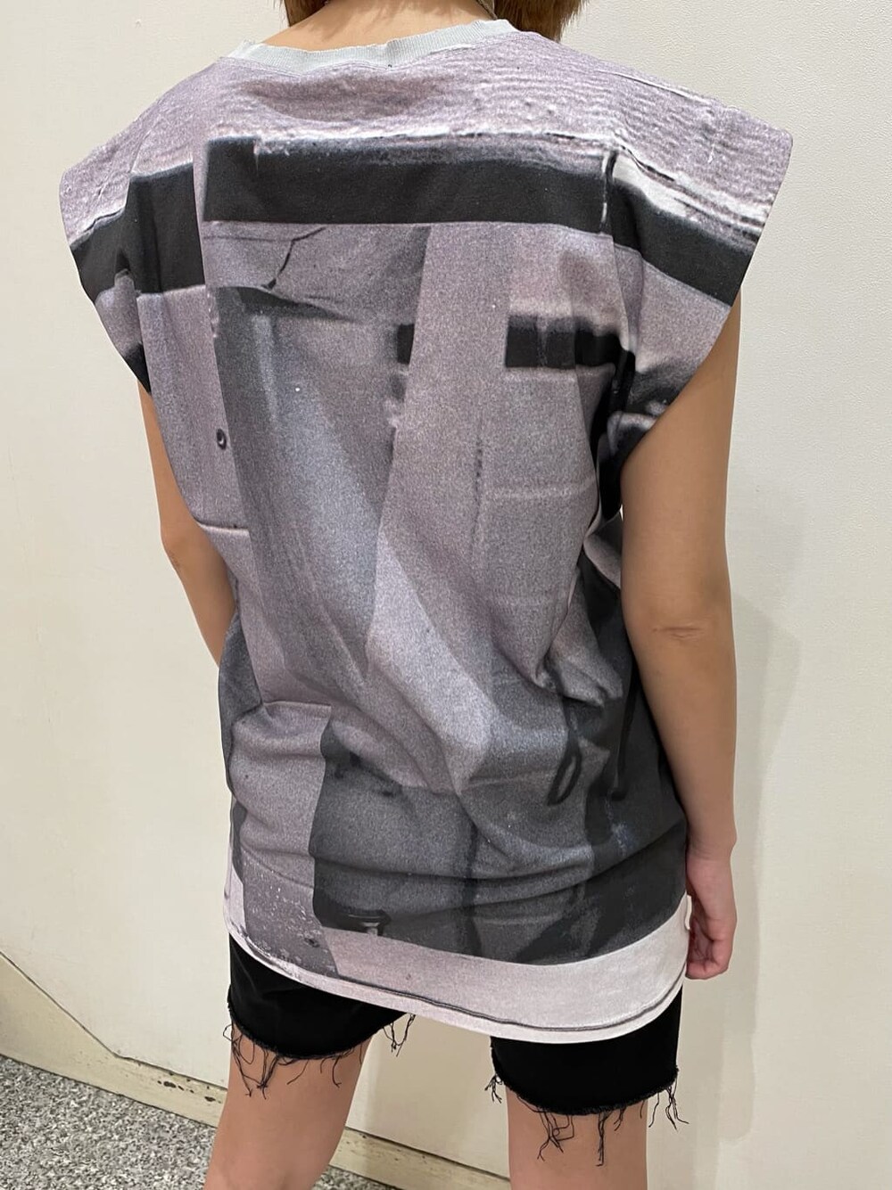 ブラック系のサンダル、ブルー系のデニムパンツ、グレー系のTシャツ/カットソーを着用したレディースの夏コーディネートの3枚目の写真