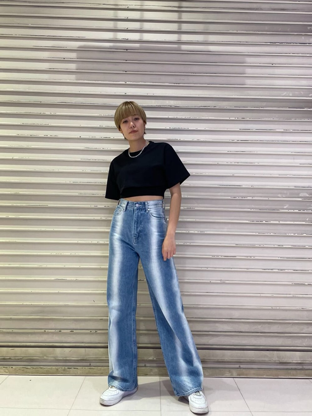 ブルー系のデニムパンツ、ブラック系のTシャツ/カットソー、シルバー系のネックレスを着用したレディースの春コーディネートの2枚目の写真