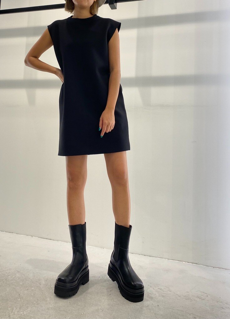 ブラック系のワンピース、ホワイト系のハットを着用したレディースの夏コーディネートの2枚目の写真