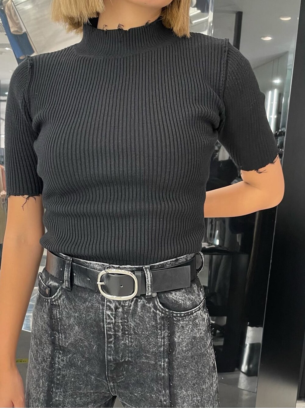 ブラウン系のブーツ、ブラウン系のハンドバッグ、ブラック系のニット/セーターを着用したレディースの夏コーディネートの7枚目の写真