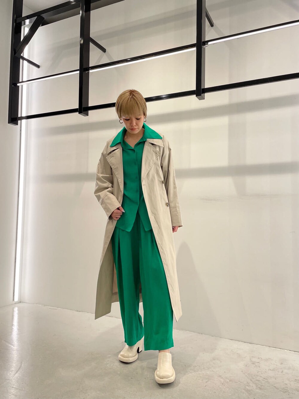 グリーン系のシャツ/ブラウス、グリーン系のその他パンツ、ベージュ系のトレンチコートを着用したレディースの冬コーディネートの3枚目の写真