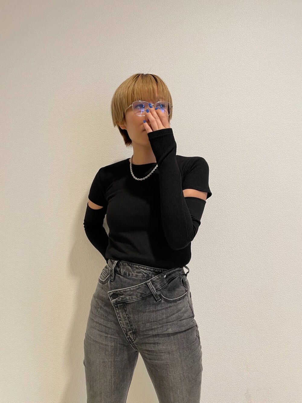 グレー系のデニムパンツ、ブラック系のTシャツ/カットソー、ブラック系のメガネを着用したレディースの春コーディネートの5枚目の写真