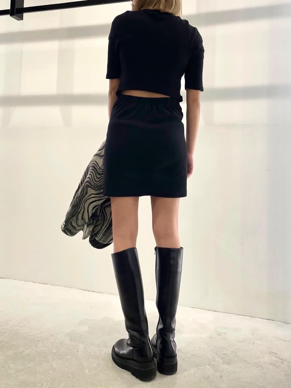 ブラック系のワンピース、その他のブルゾン、ブラック系のブーツを着用したレディースの秋コーディネートの7枚目の写真