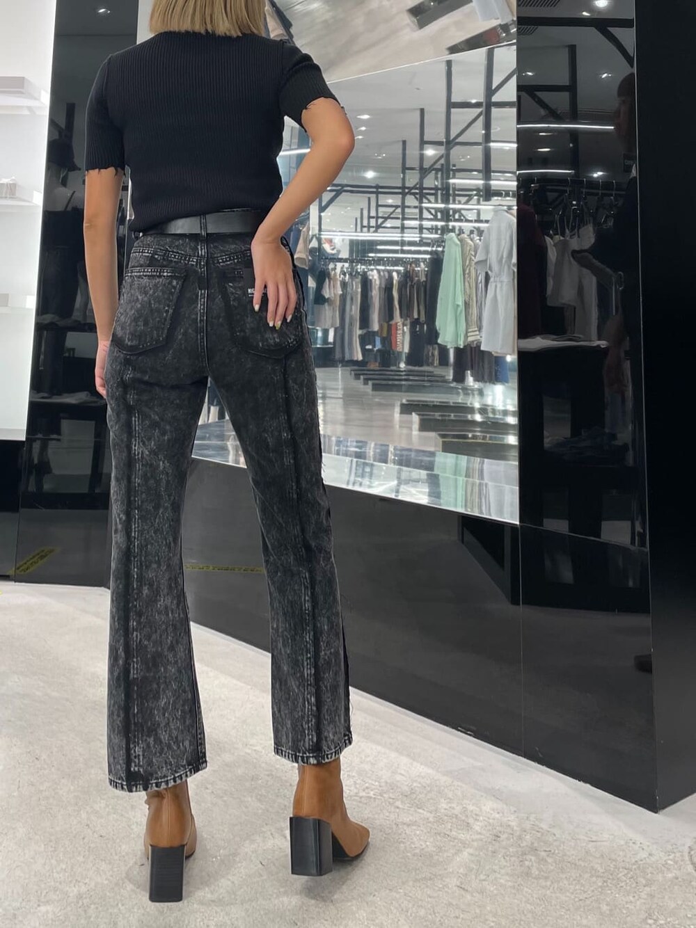 ブラウン系のブーツ、ブラウン系のハンドバッグ、ブラック系のニット/セーターを着用したレディースの夏コーディネートの5枚目の写真