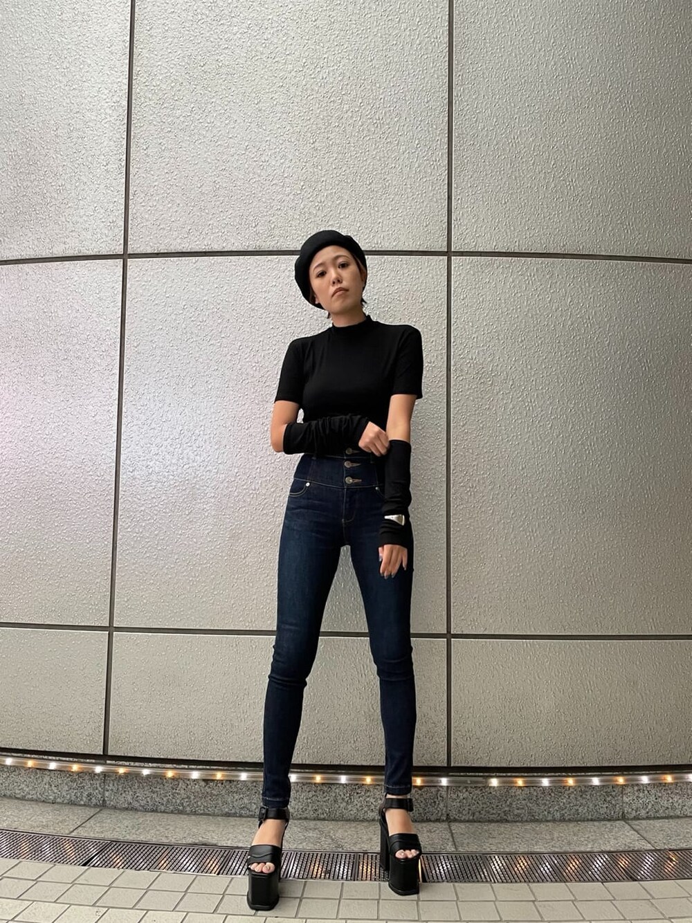 ブルー系のデニムパンツ、ブラック系のサンダル、ブラック系のTシャツ/カットソーを着用したレディースの夏コーディネートの3枚目の写真