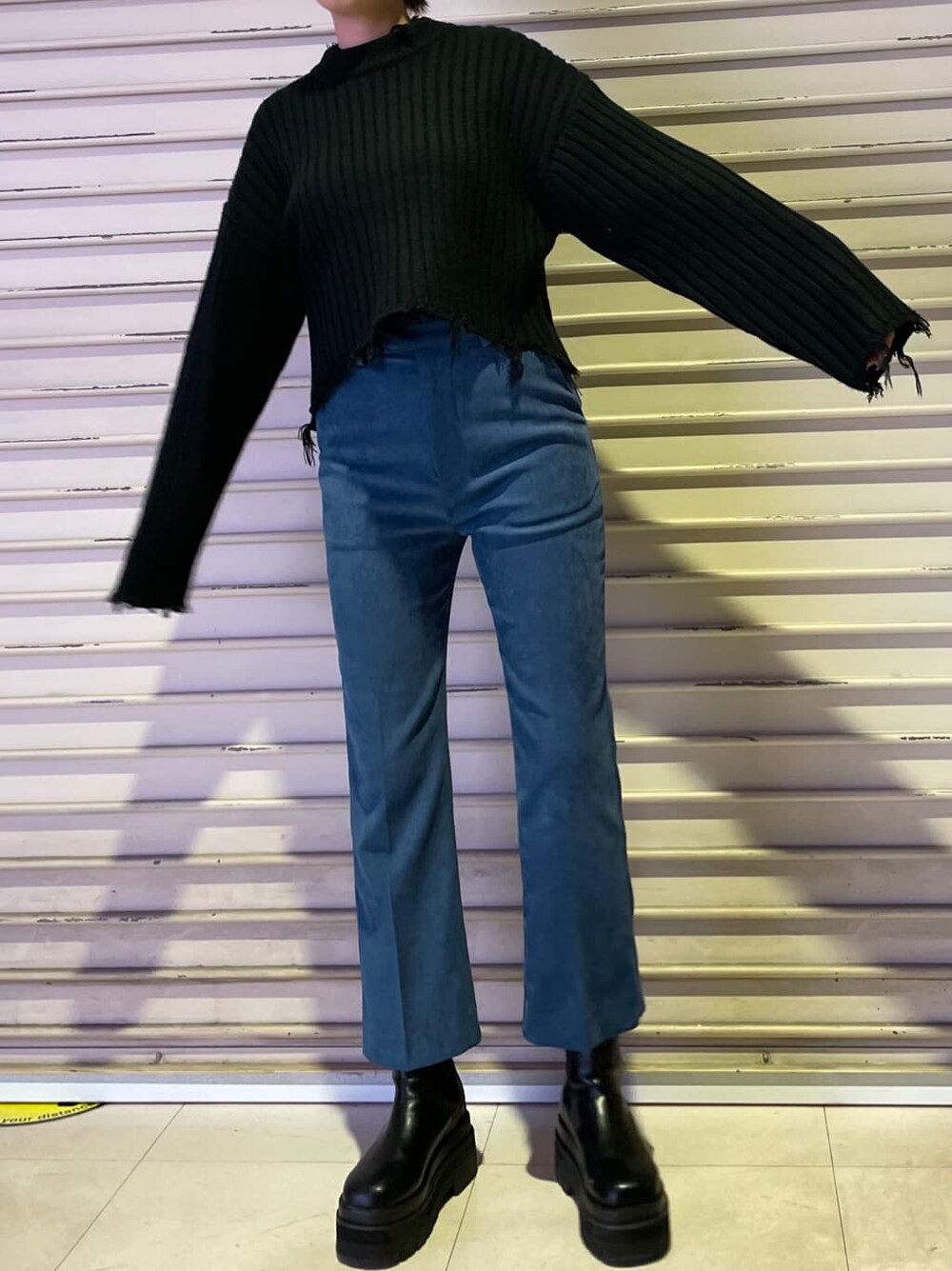 ブラック系のニット/セーター、ブルー系のその他パンツを着用したレディースの秋コーディネートの4枚目の写真