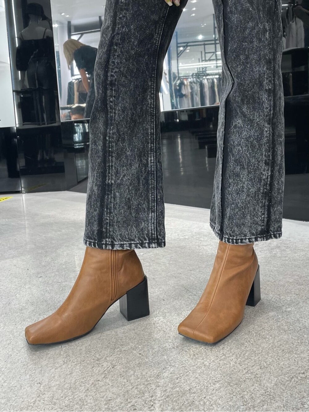 ブラウン系のブーツ、ブラウン系のハンドバッグ、ブラック系のニット/セーターを着用したレディースの夏コーディネートの8枚目の写真