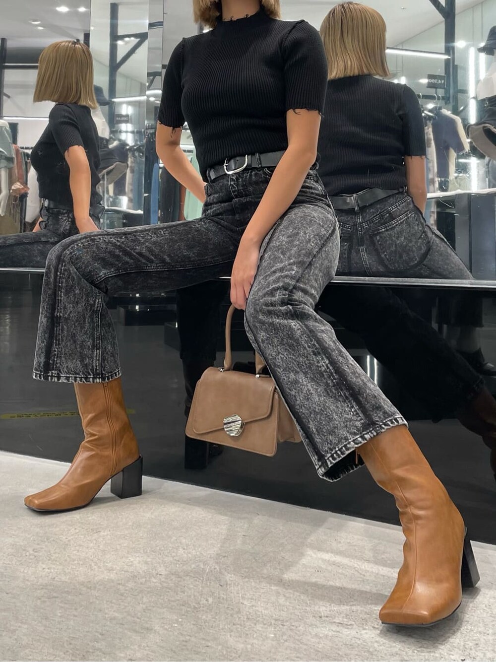 ブラウン系のブーツ、ブラウン系のハンドバッグ、ブラック系のニット/セーターを着用したレディースの夏コーディネートの6枚目の写真