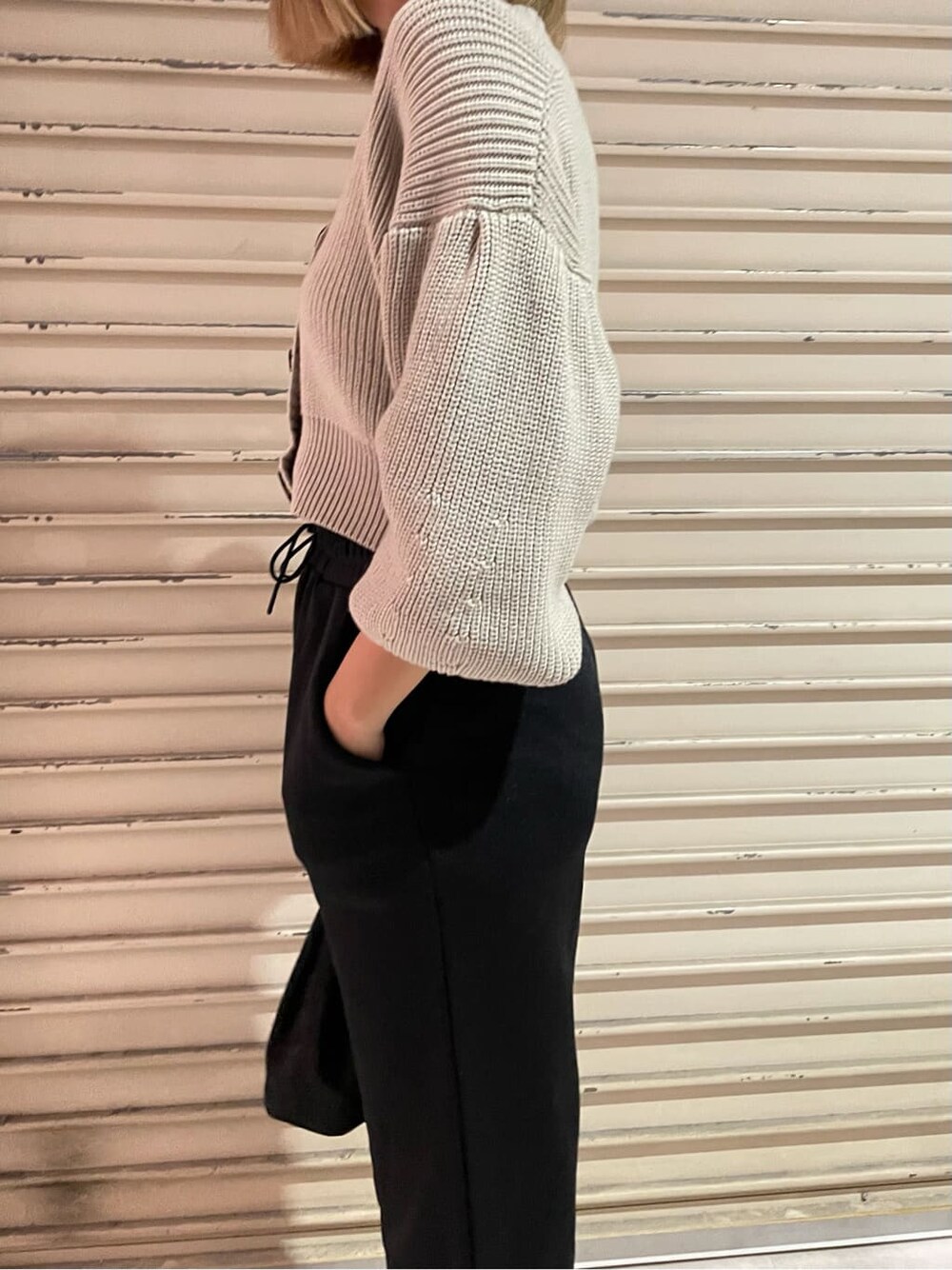 その他のパンプス、ブラック系のその他パンツ、ベージュ系のカーディガン/ボレロを着用したレディースの秋コーディネートの6枚目の写真